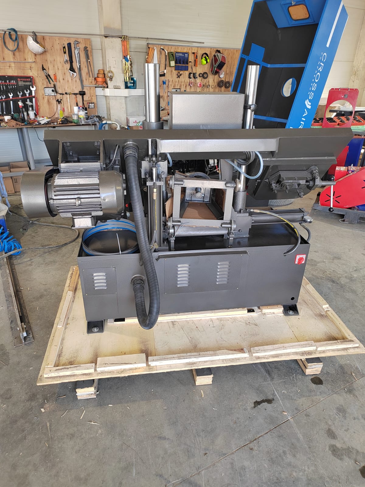 Полуавтоматический ленточнопильный станок MetMachine LS2230