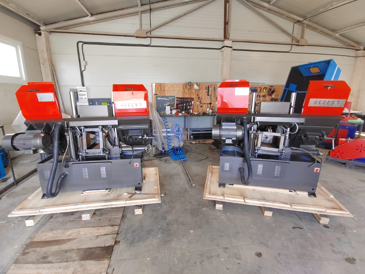 Полуавтоматический ленточнопильный станок MetMachine LS2230