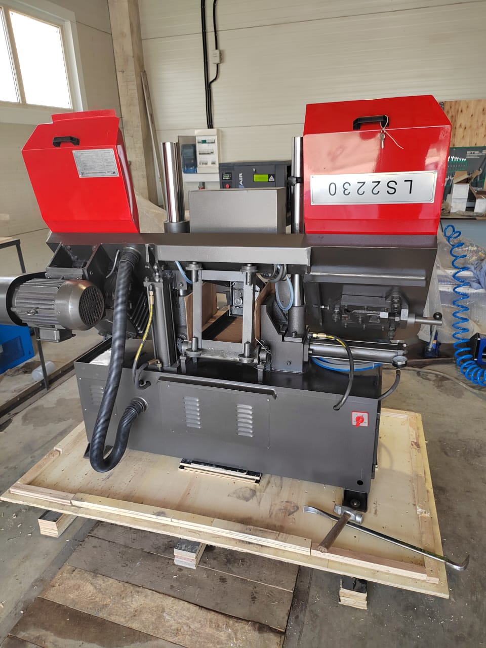 Полуавтоматический ленточнопильный станок MetMachine LS2230