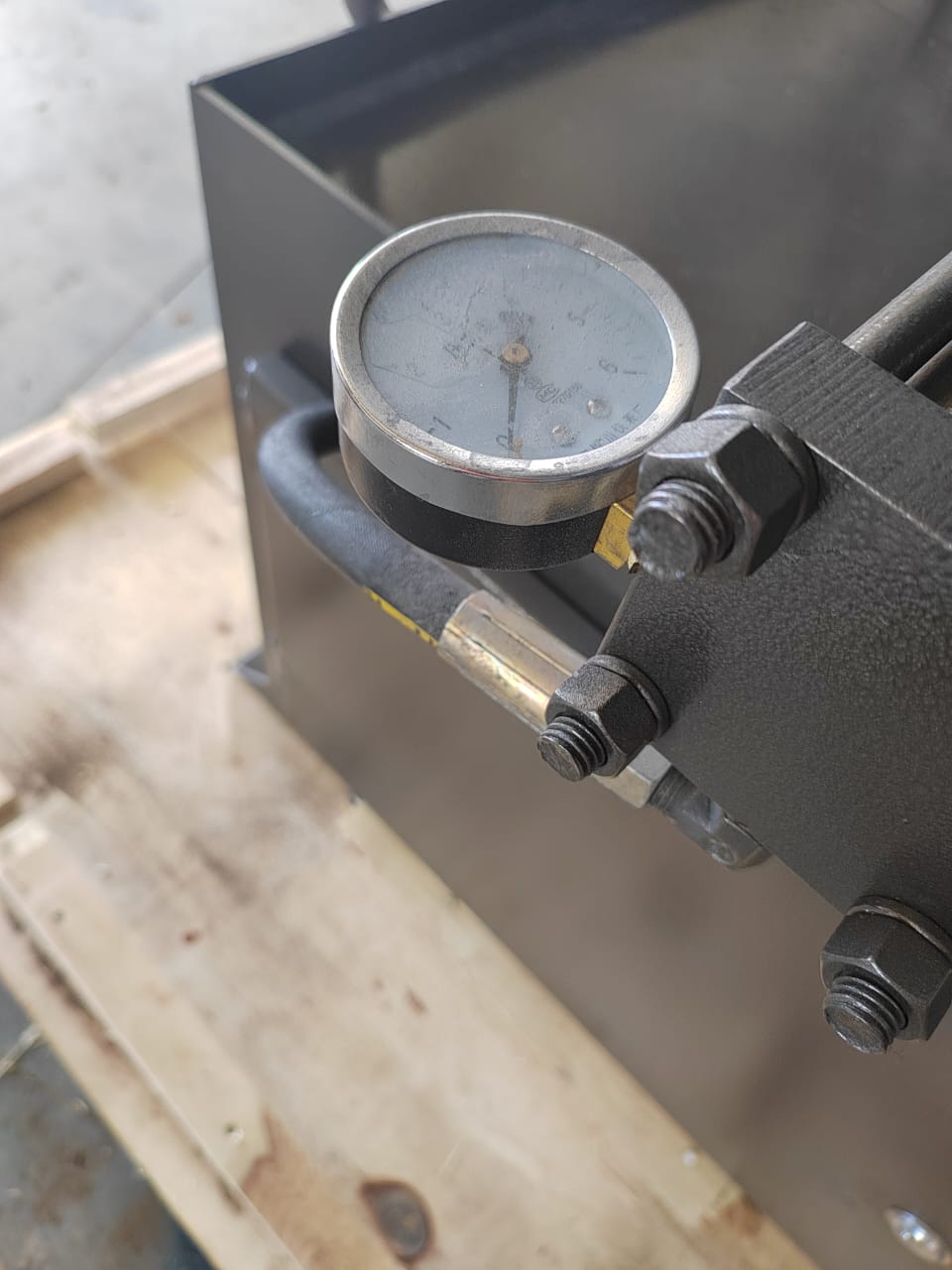 Полуавтоматический ленточнопильный станок MetMachine LS2230