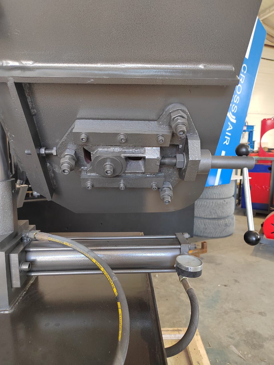 Полуавтоматический ленточнопильный станок MetMachine LS2230