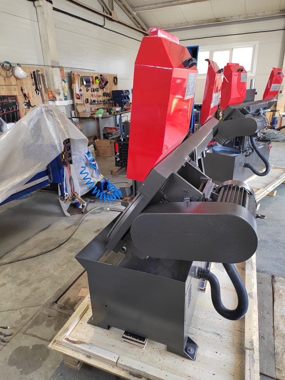 Полуавтоматический ленточнопильный станок MetMachine LS2230