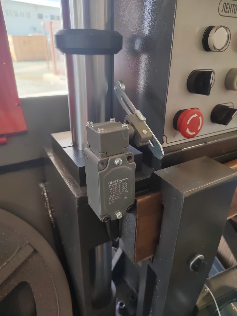 Полуавтоматический ленточнопильный станок MetMachine LS2230
