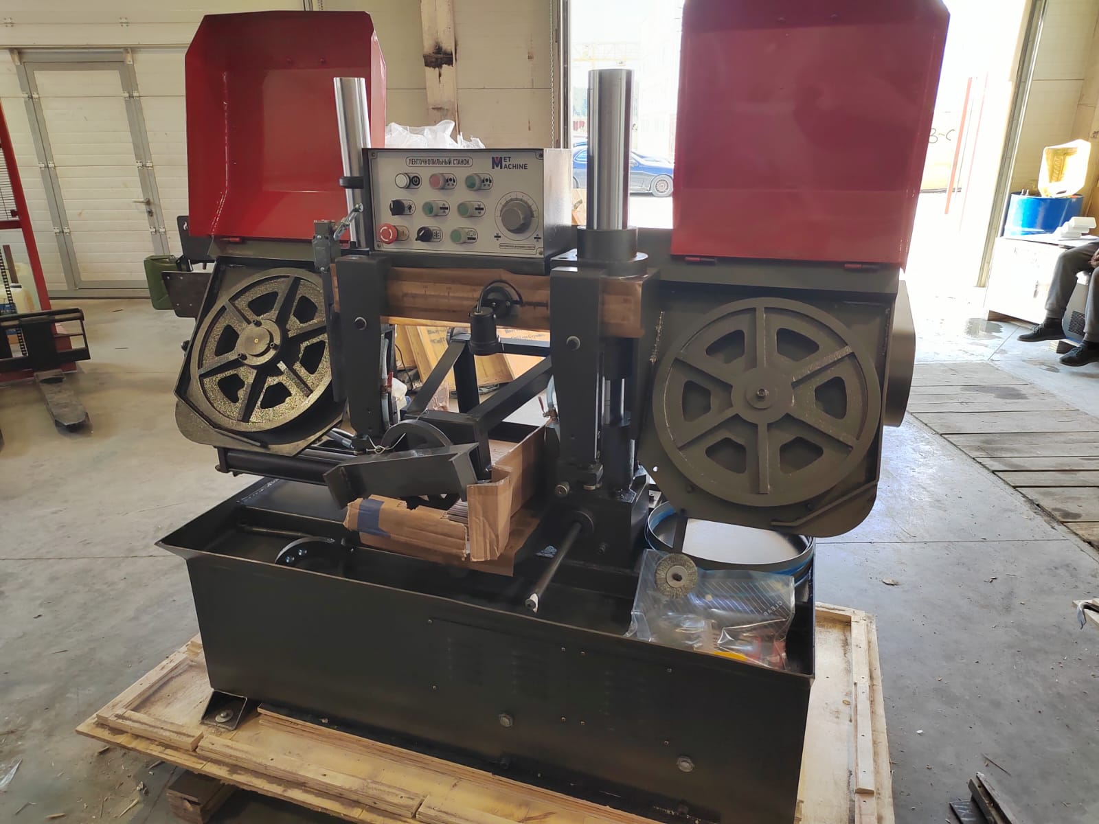 Полуавтоматический ленточнопильный станок MetMachine LS2230