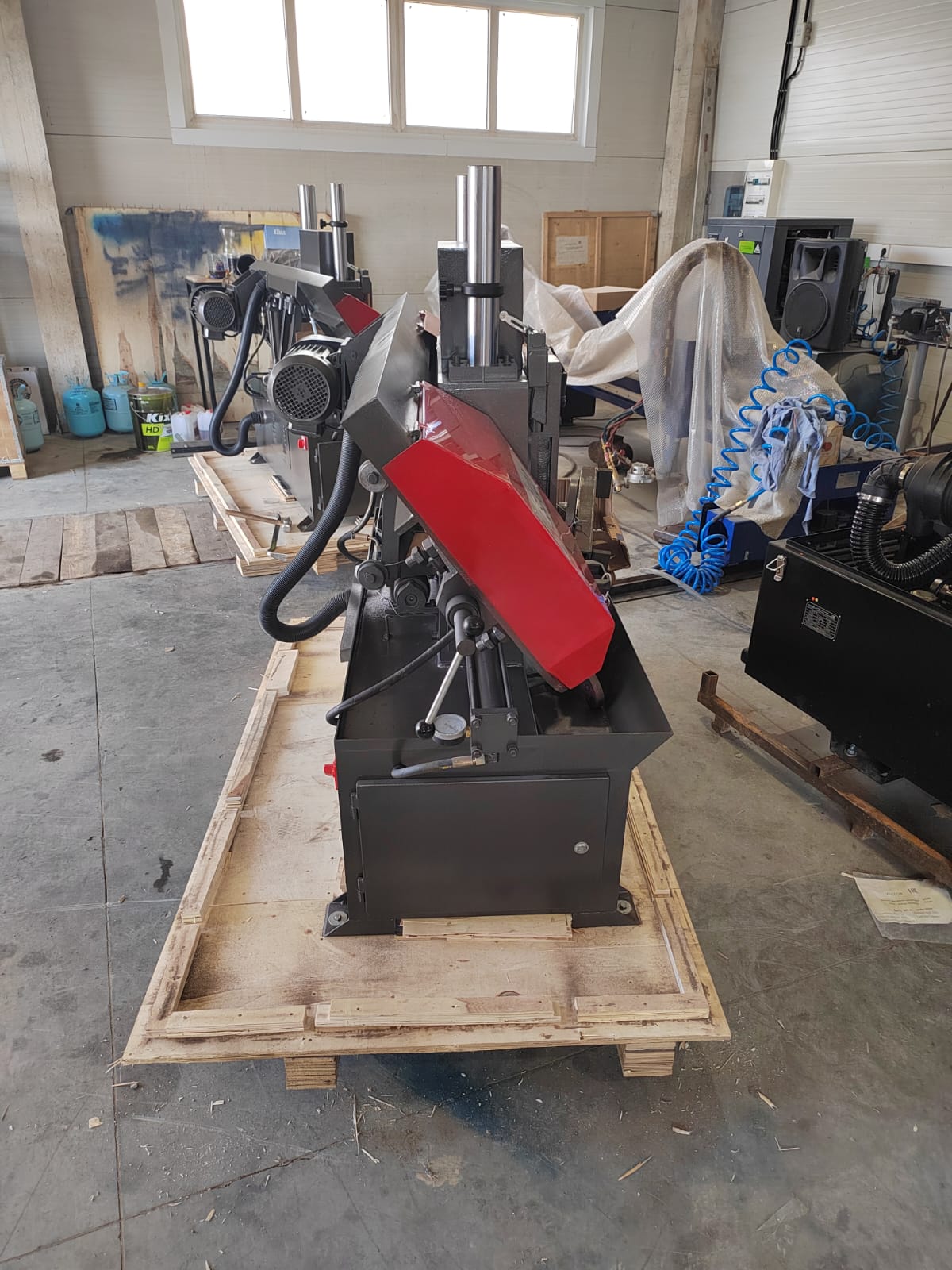 Полуавтоматический ленточнопильный станок MetMachine LS2230