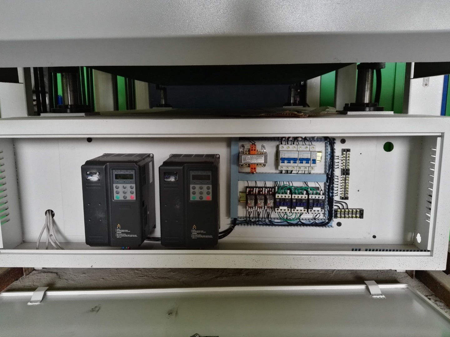 Шлифовальный станок LTT DT1000-4, 6 кВт, с 4 лепестковыми барабанами 1000мм