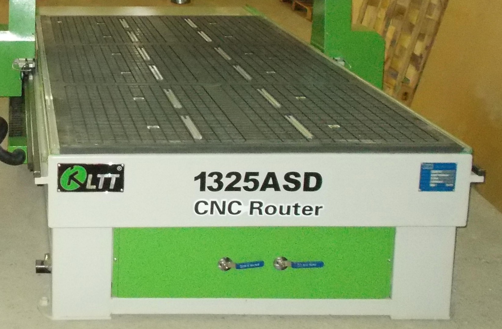 Фрезерный станок ЧПУ LTT-1325ASD, DSP пульт, 5.5 кВт, с вакуумным столом