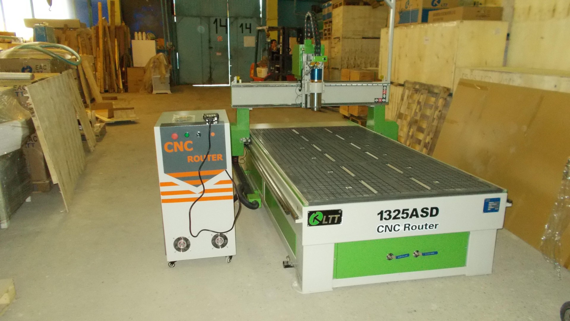 Фрезерный станок ЧПУ LTT-1325ASD, DSP пульт, 5.5 кВт, с вакуумным столом