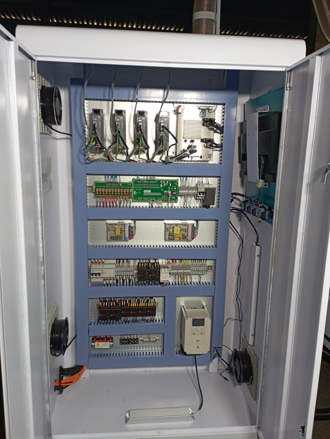 Фрезерный станок ЧПУ LTT-1325-4А(servo), LNC, 6 кВт, 4 шпинделя