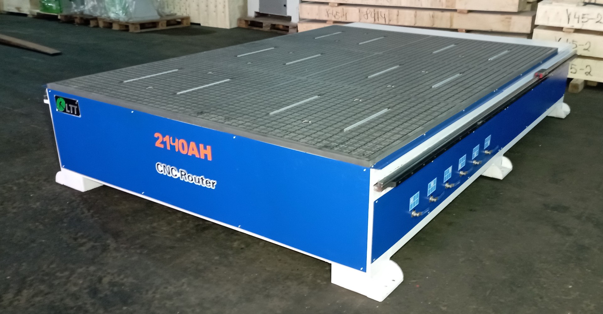 Фрезерный станок с ЧПУ LTT-2140AH, DSP-пульт, 6 кВт, c ручной сменой инструмента и вакуумным столом