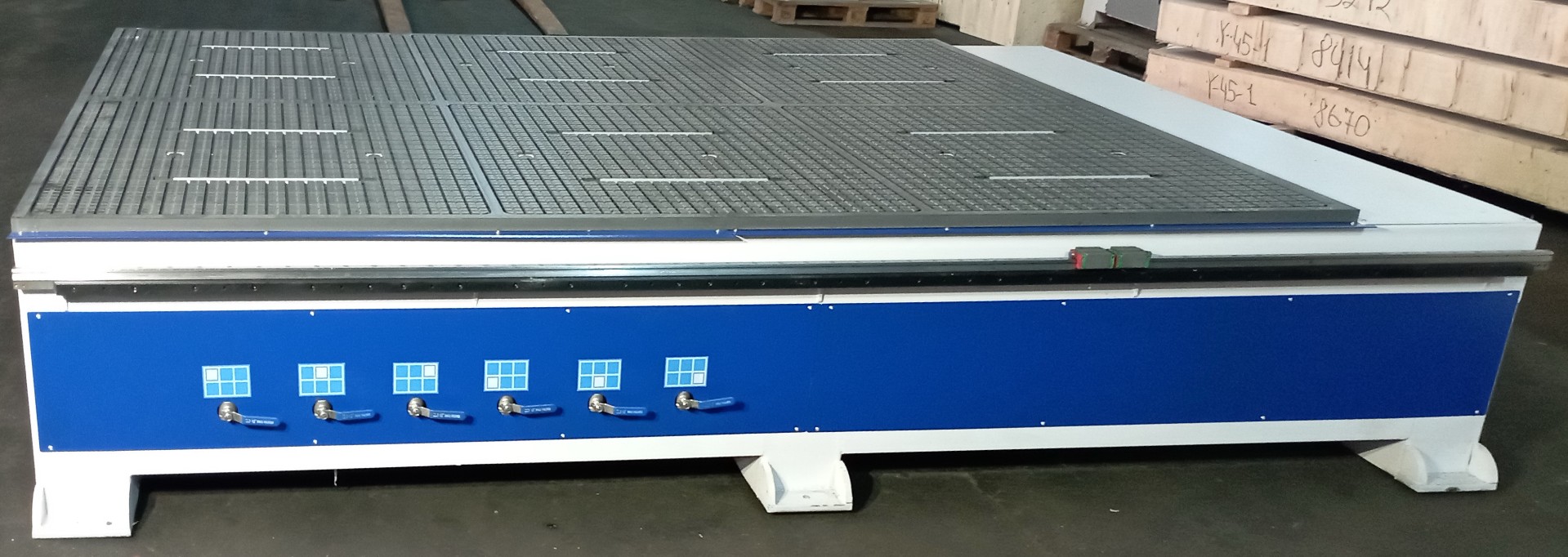 Фрезерный станок с ЧПУ LTT-2130AH, DSP-пульт, 6 кВт, c ручной сменой инструмента и вакуумным столом