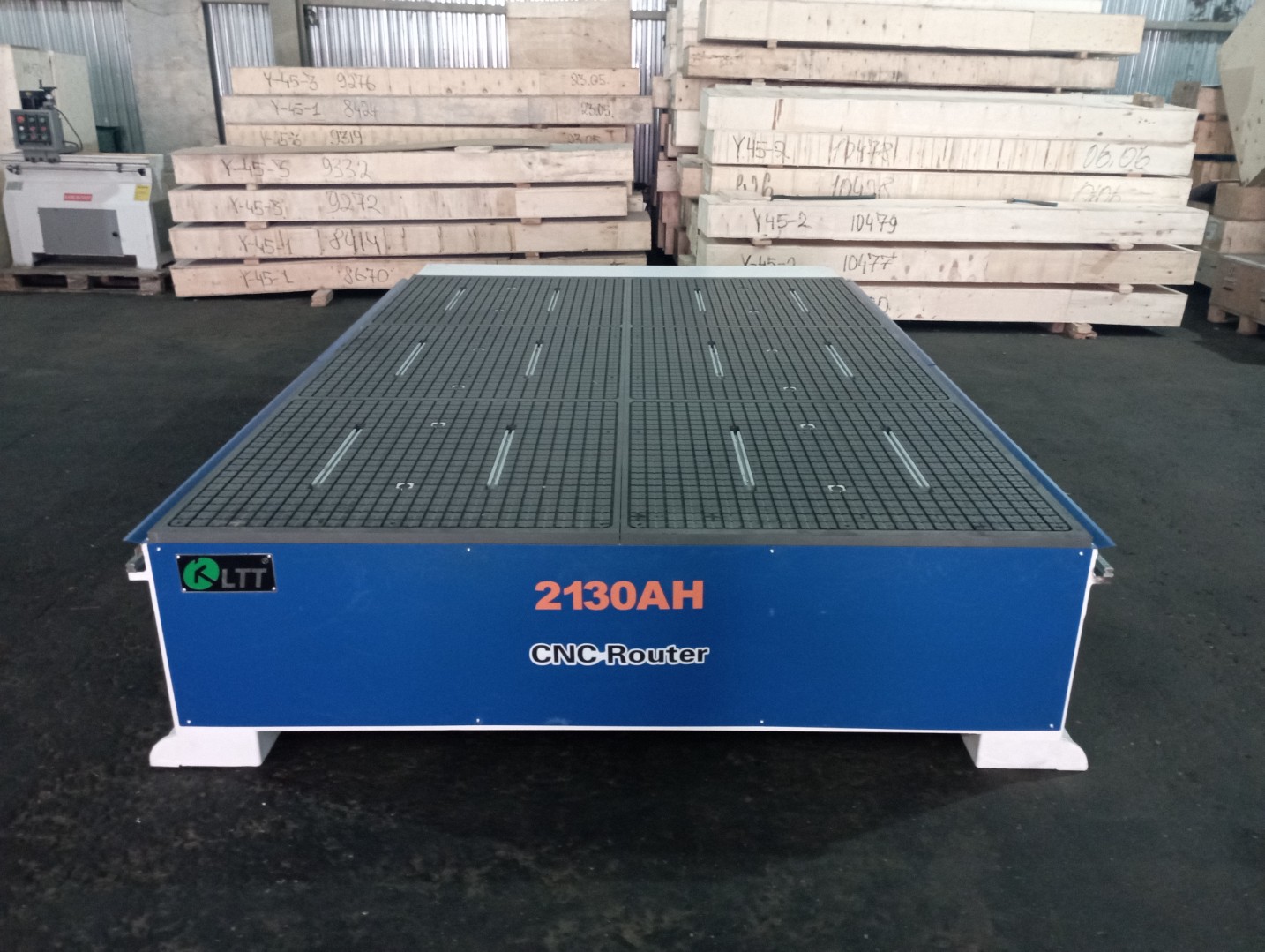 Фрезерный станок с ЧПУ LTT-2130AH, DSP-пульт, 6 кВт, c ручной сменой инструмента и вакуумным столом
