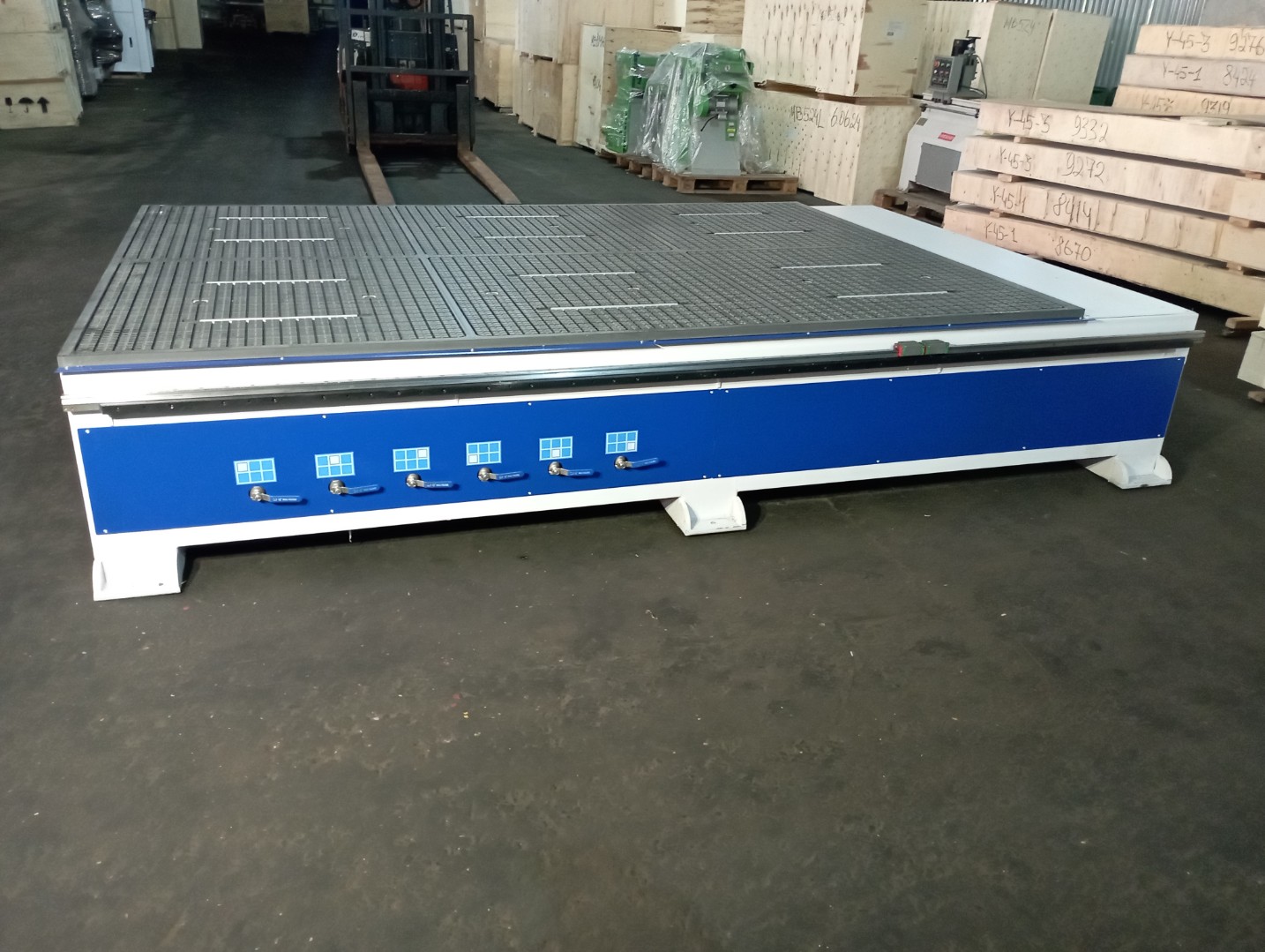 Фрезерный станок с ЧПУ LTT-2130AH, DSP-пульт, 6 кВт, c ручной сменой инструмента и вакуумным столом