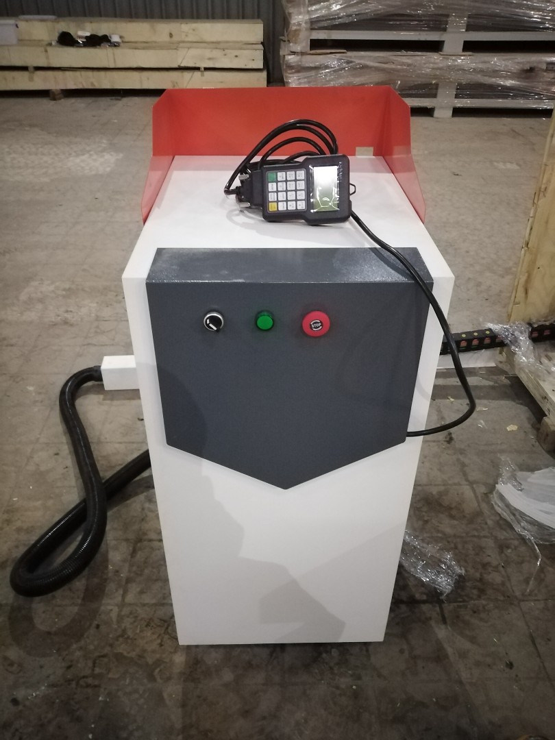 Фрезерный станок с ЧПУ LTT-2130AH, DSP-пульт, 6 кВт, c ручной сменой инструмента и вакуумным столом