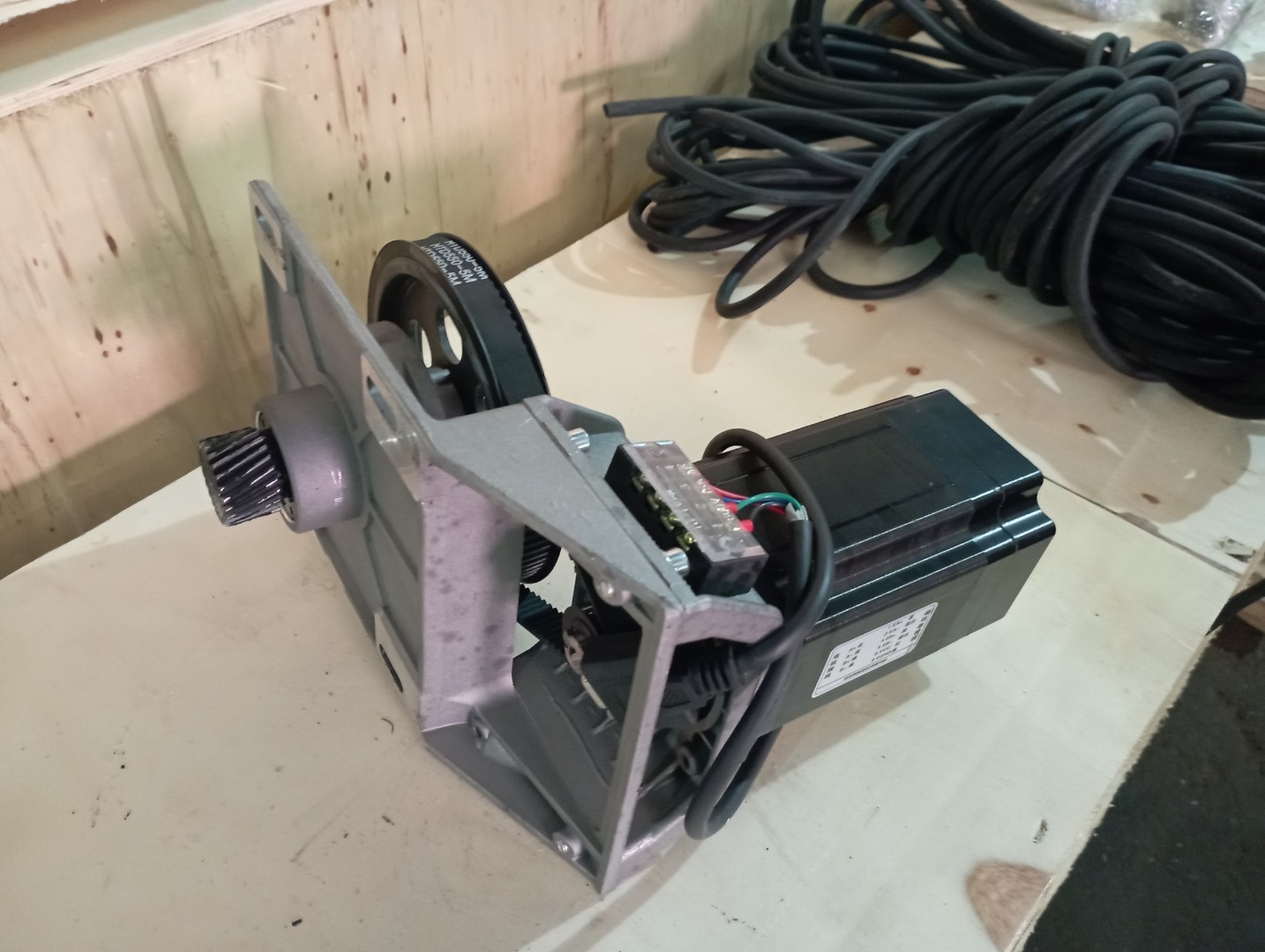 Фрезерный станок с ЧПУ LTT-2130AH, DSP-пульт, 6 кВт, c ручной сменой инструмента и вакуумным столом