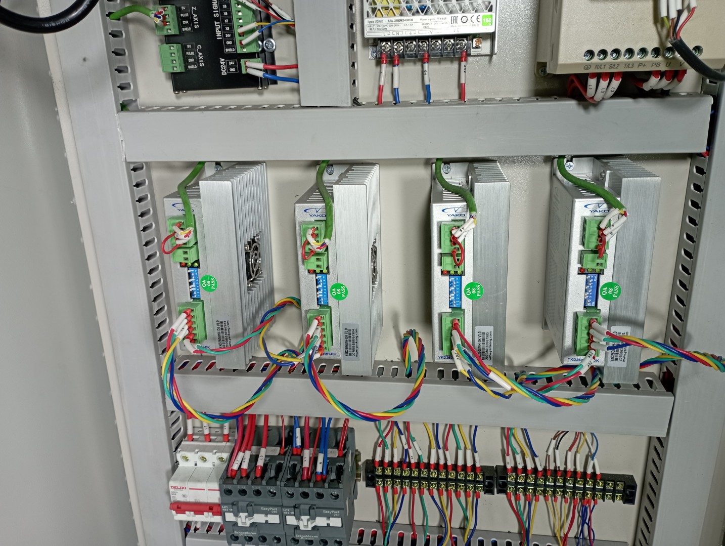 Фрезерный станок с ЧПУ LTT-1630AH, DSP-пульт, 4.5 кВт, c гибридным приводом и вакуумным столом