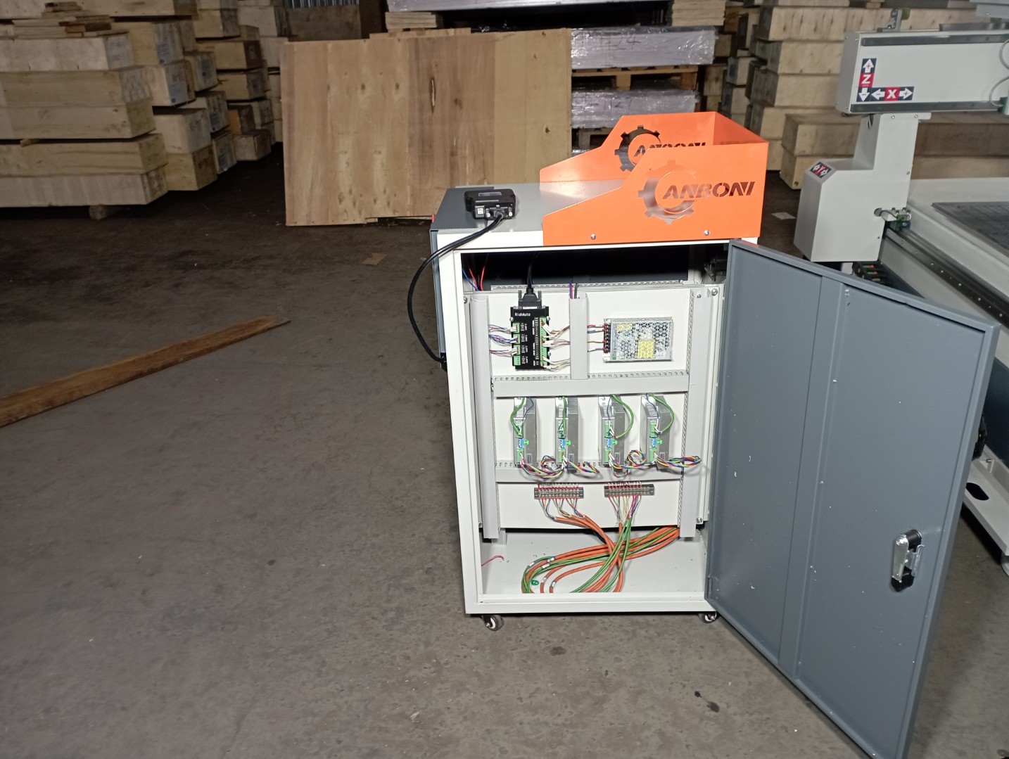 Фрезерный станок с ЧПУ LTT-1630AH, DSP-пульт, 4.5 кВт, c гибридным приводом и вакуумным столом