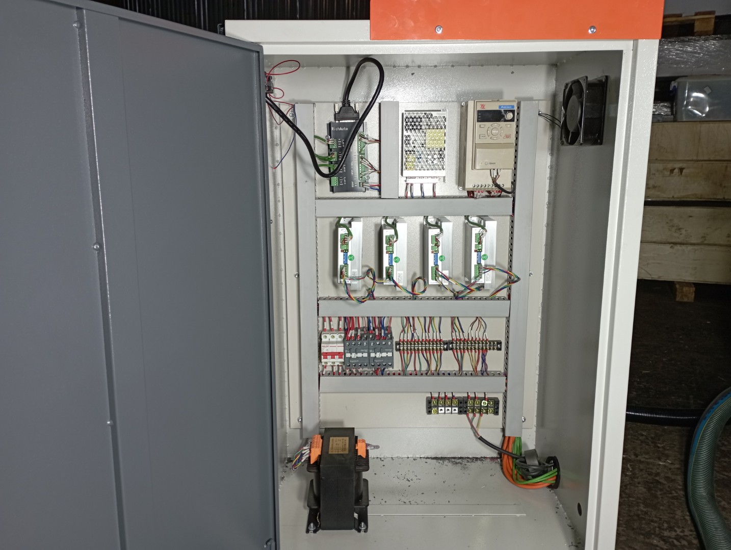 Фрезерный станок с ЧПУ LTT-1630AH, DSP-пульт, 4.5 кВт, c гибридным приводом и вакуумным столом