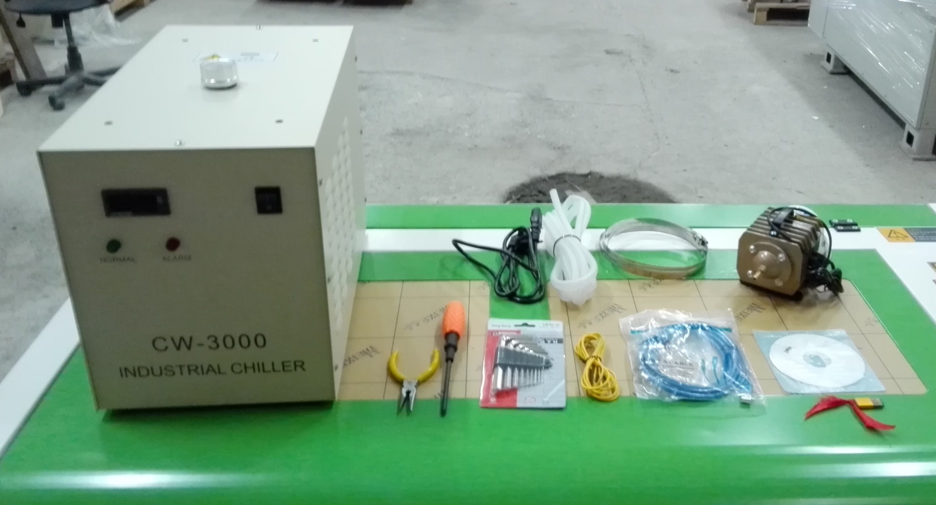 Лазерно-гравировальный станок с ЧПУ LTT-Z1040B, 60Вт, чиллер СW3000, с подъемным столом