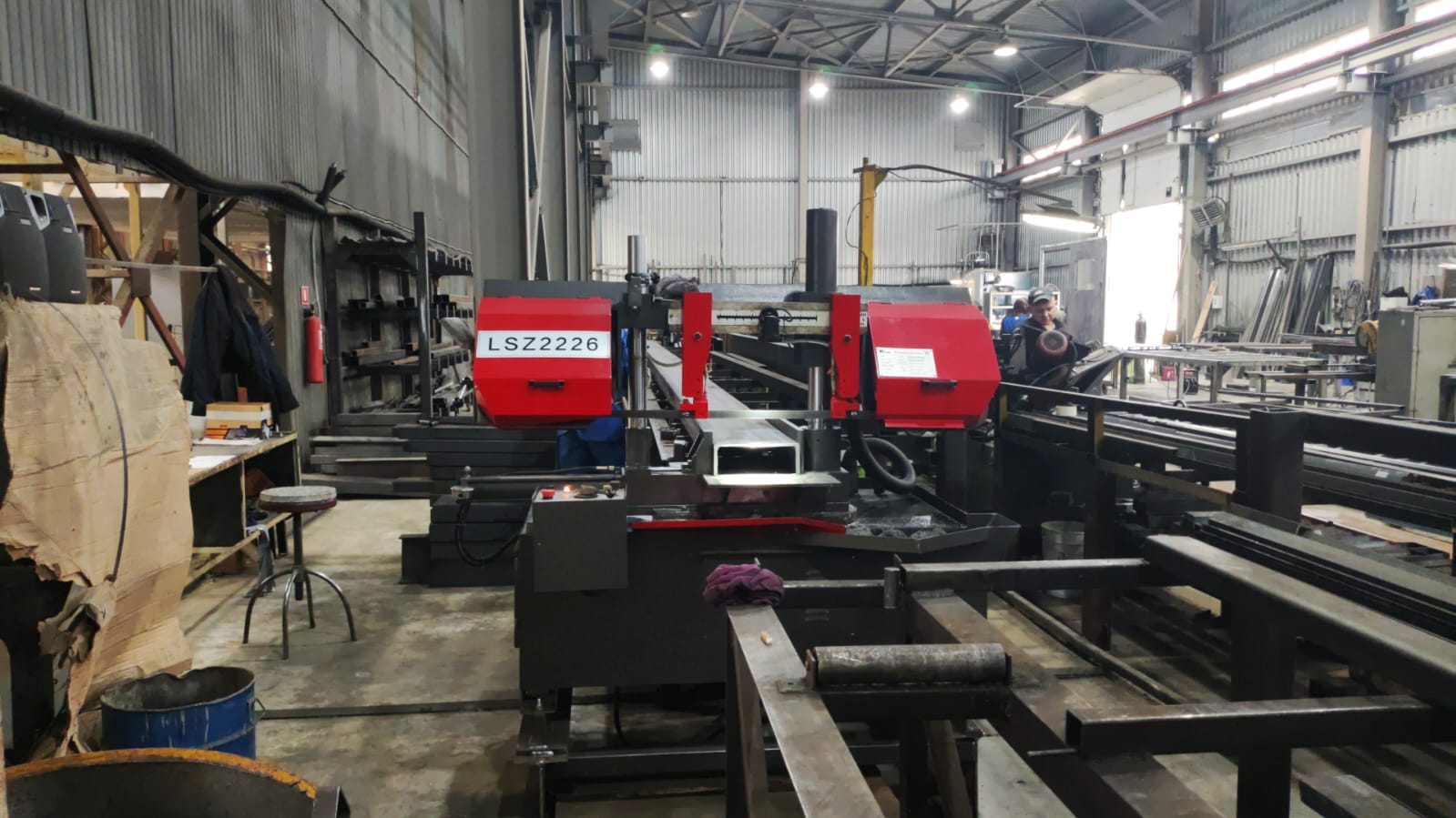 MetMachine LSZ2226 ленточнопильный станок с поворотной рамой