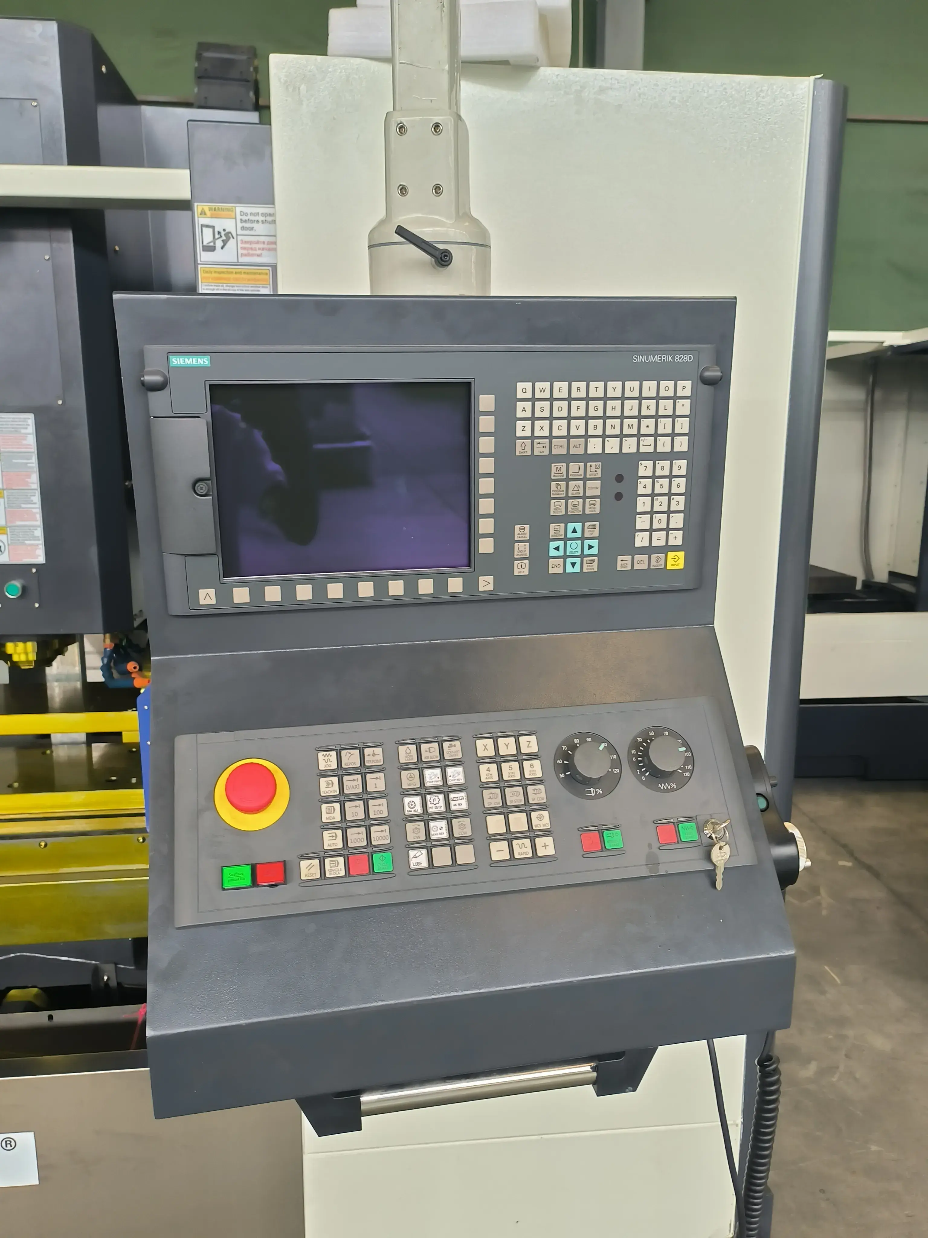 Фрезерный обрабатывающий центр с ЧПУ REALREZ VMC850 (4-ая ось + Siemens 828D)