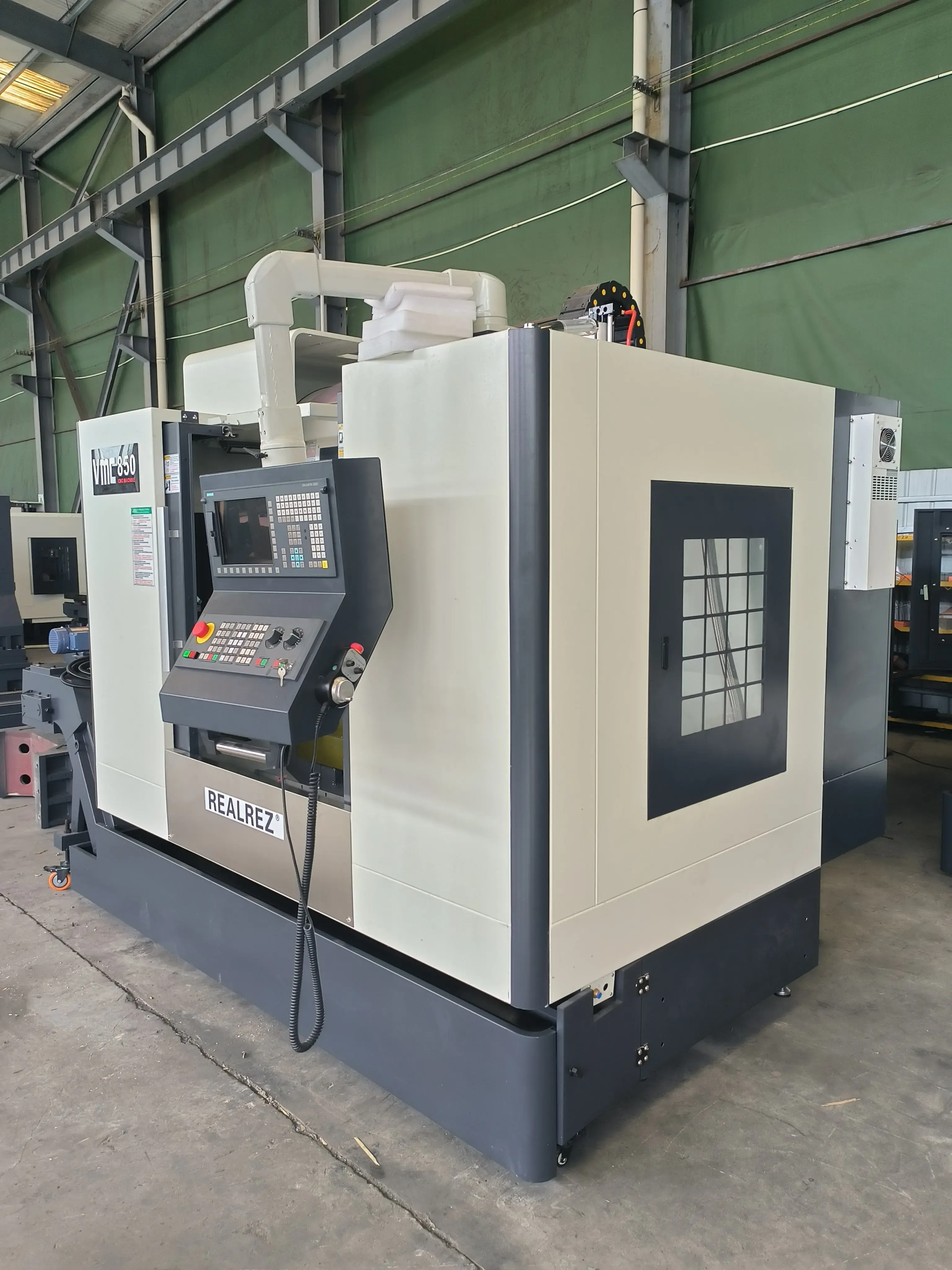 Фрезерный обрабатывающий центр с ЧПУ REALREZ VMC850 (4-ая ось + Siemens 828D)