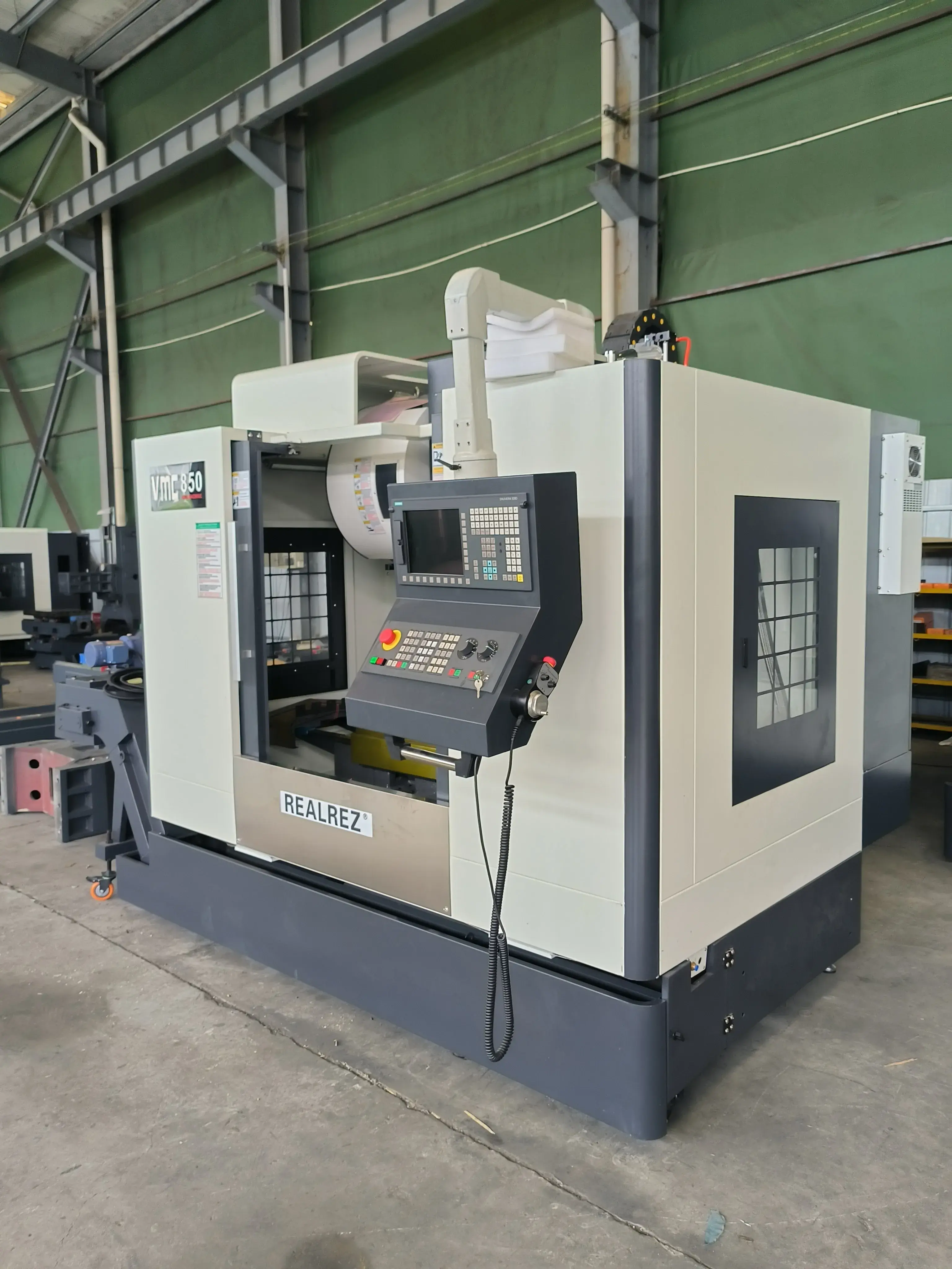 Фрезерный обрабатывающий центр с ЧПУ REALREZ VMC850 (4-ая ось + Siemens 828D)