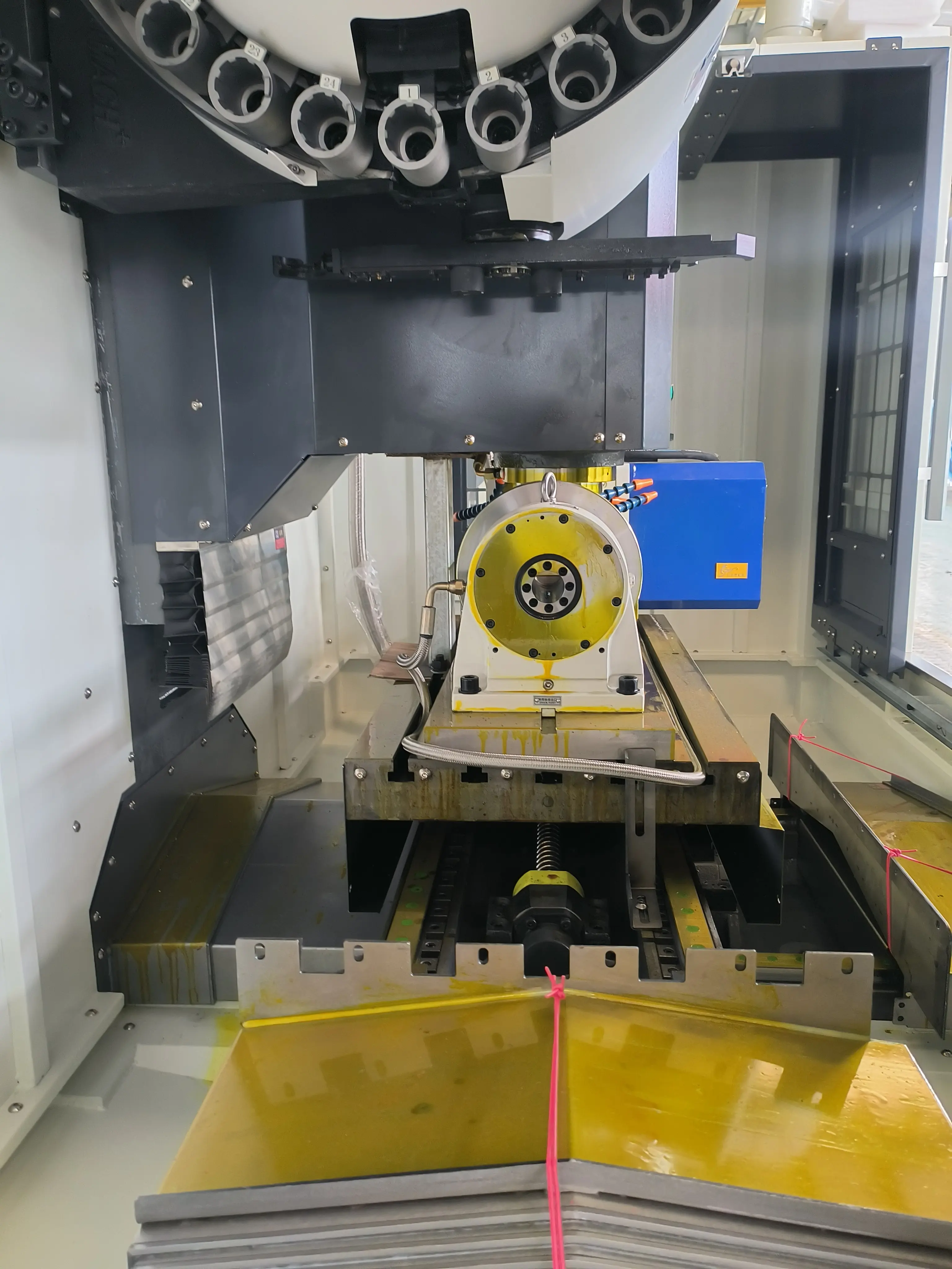Фрезерный обрабатывающий центр с ЧПУ REALREZ VMC850 (4-ая ось + конвейер + Fanuc Oi-MF tf plus)