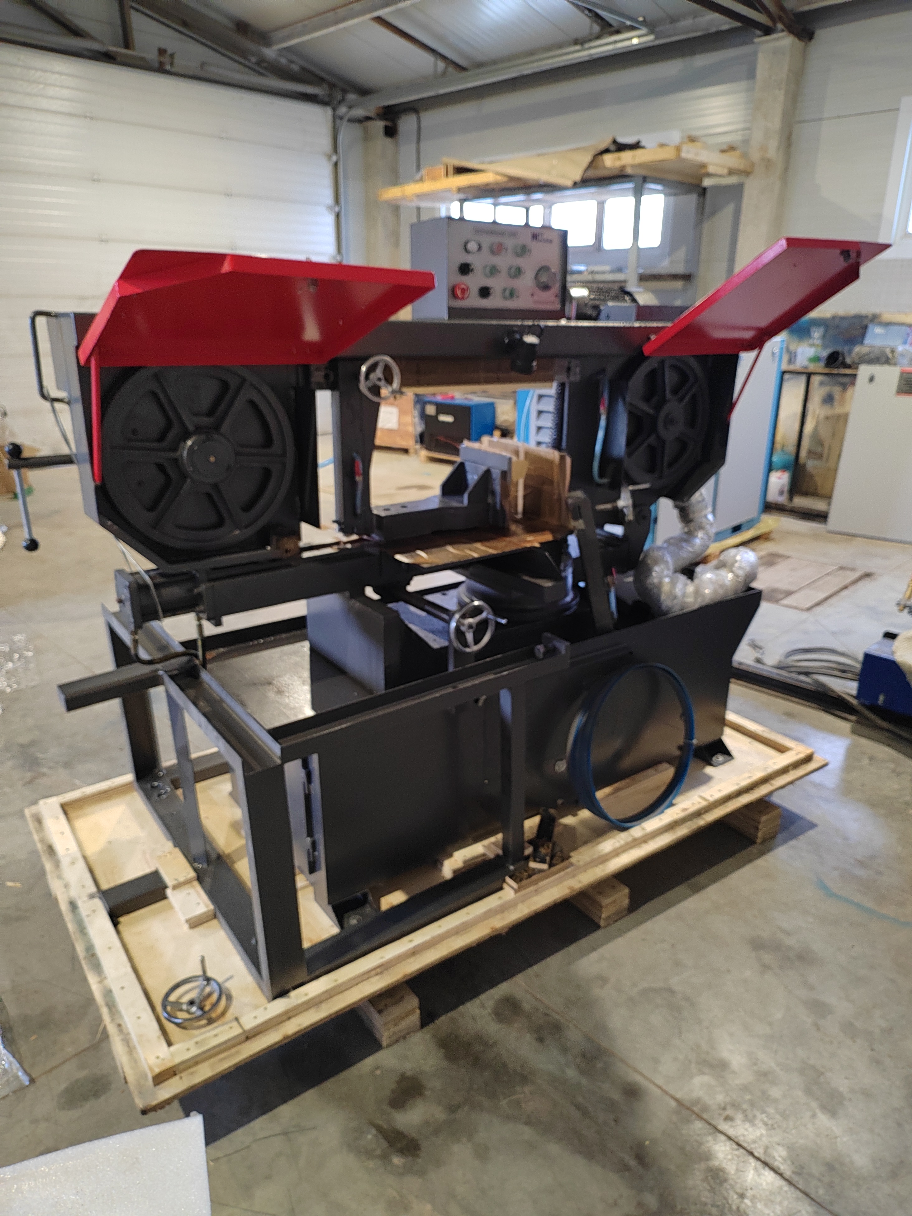 MetMachine LSZ2233 полуавтоматический ленточнопильный станок с поворотной рамой