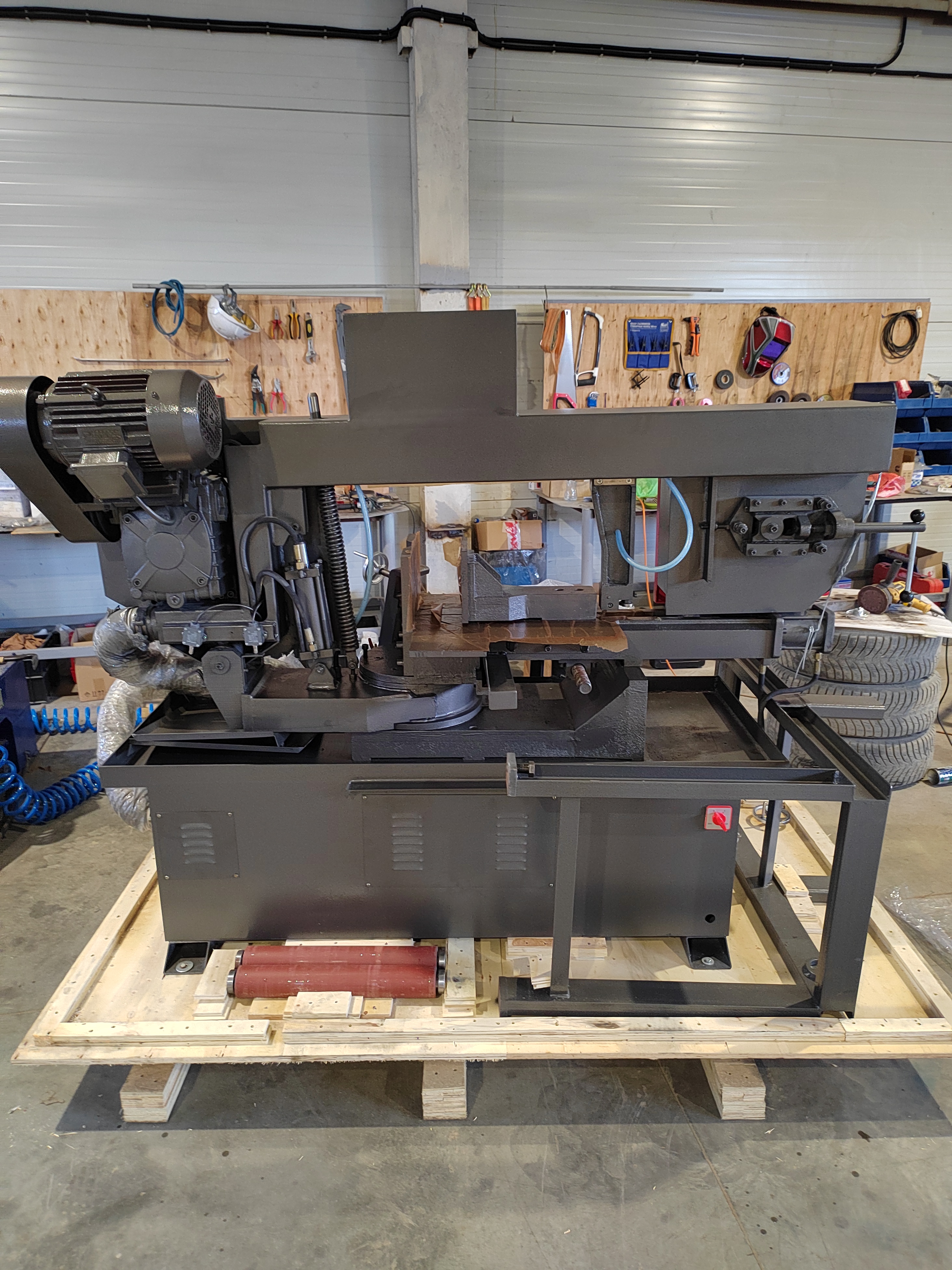 MetMachine LSZ2233 полуавтоматический ленточнопильный станок с поворотной рамой