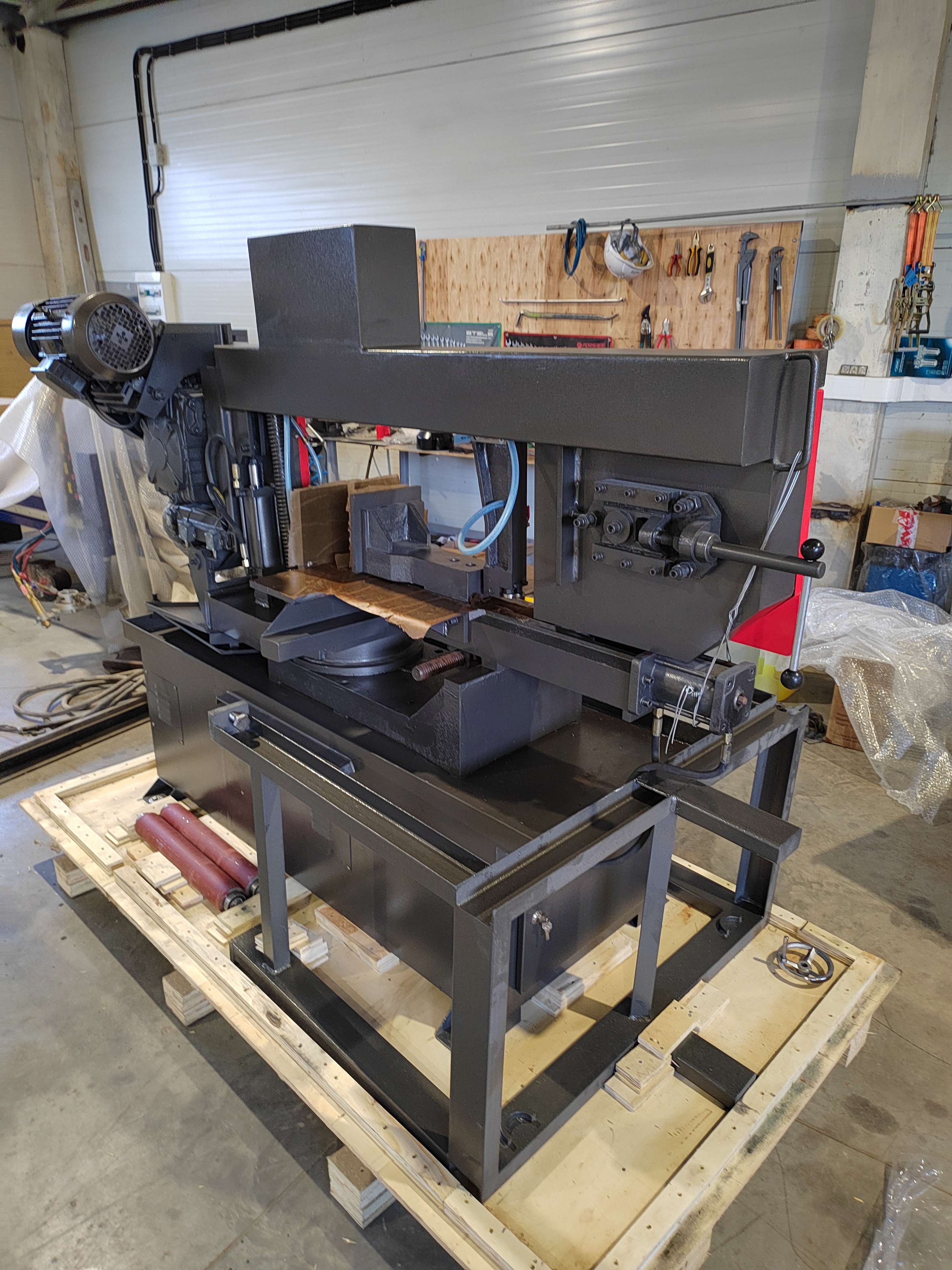 MetMachine LSZ2233 полуавтоматический ленточнопильный станок с поворотной рамой