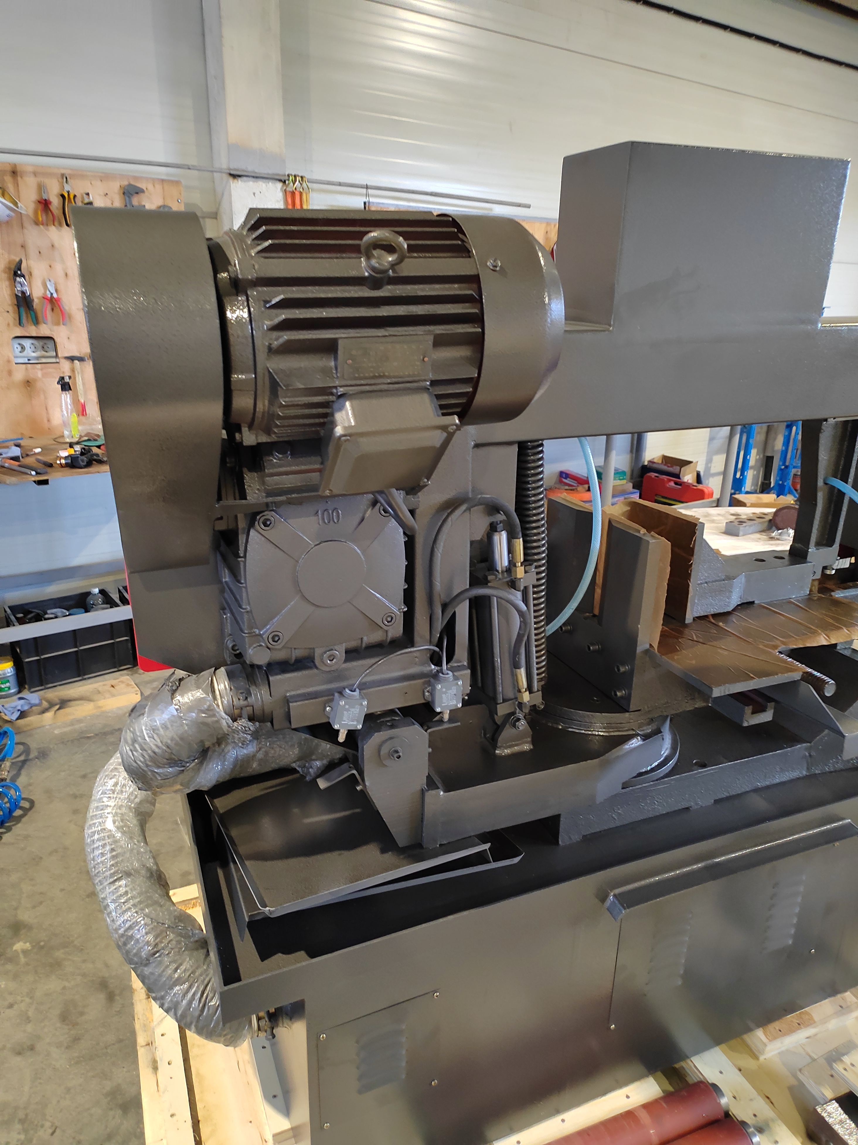 MetMachine LSZ2233 полуавтоматический ленточнопильный станок с поворотной рамой