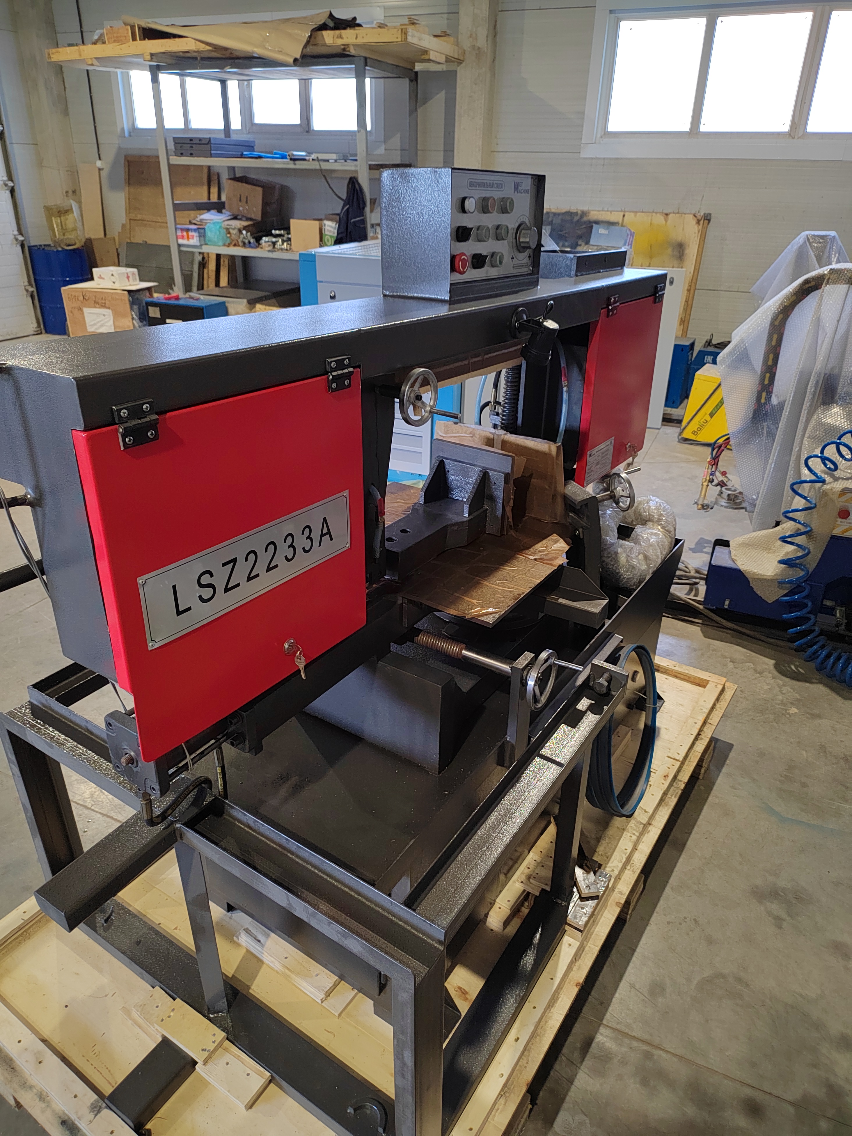 MetMachine LSZ2233 полуавтоматический ленточнопильный станок с поворотной рамой