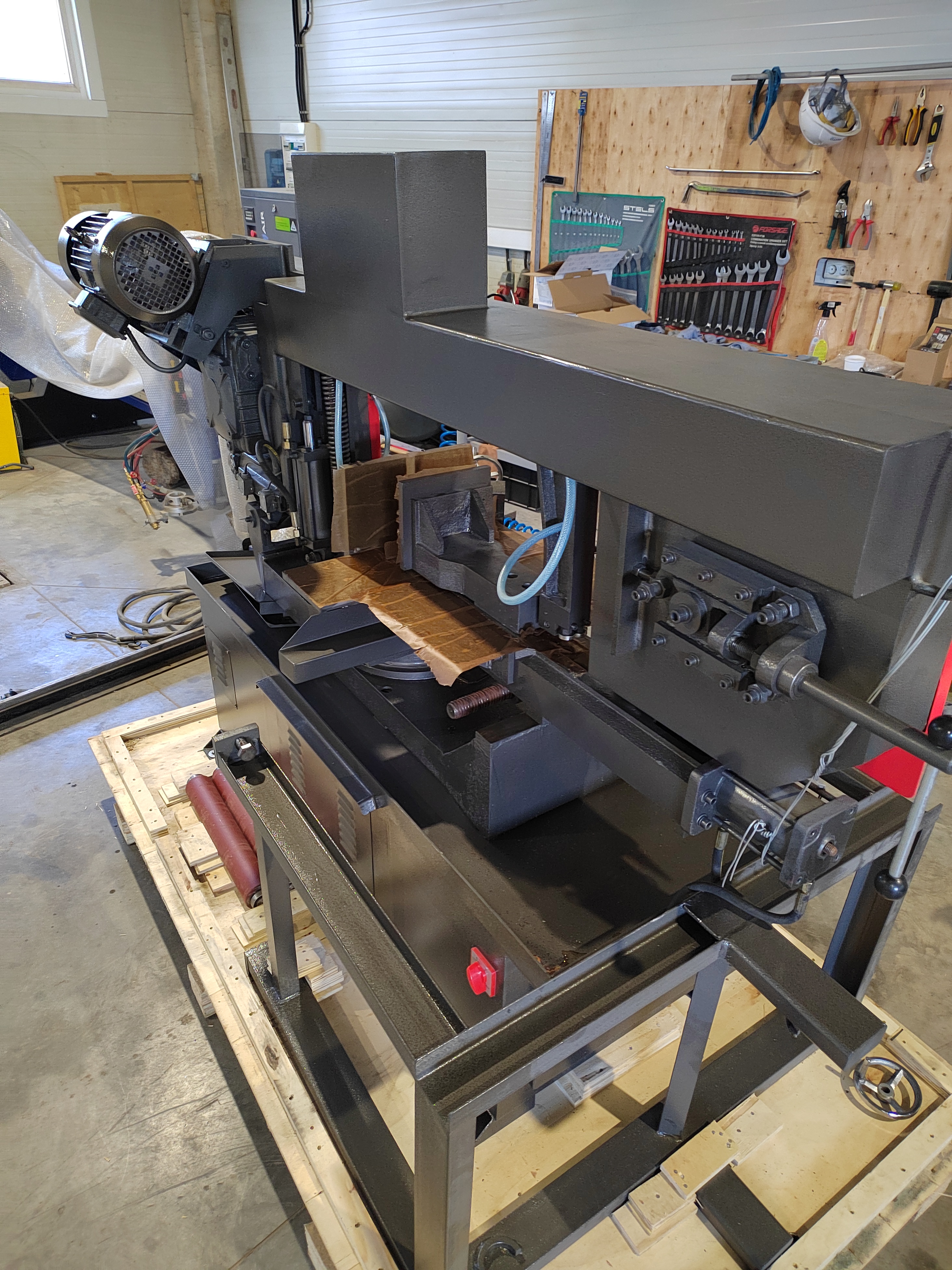 MetMachine LSZ2233 полуавтоматический ленточнопильный станок с поворотной рамой