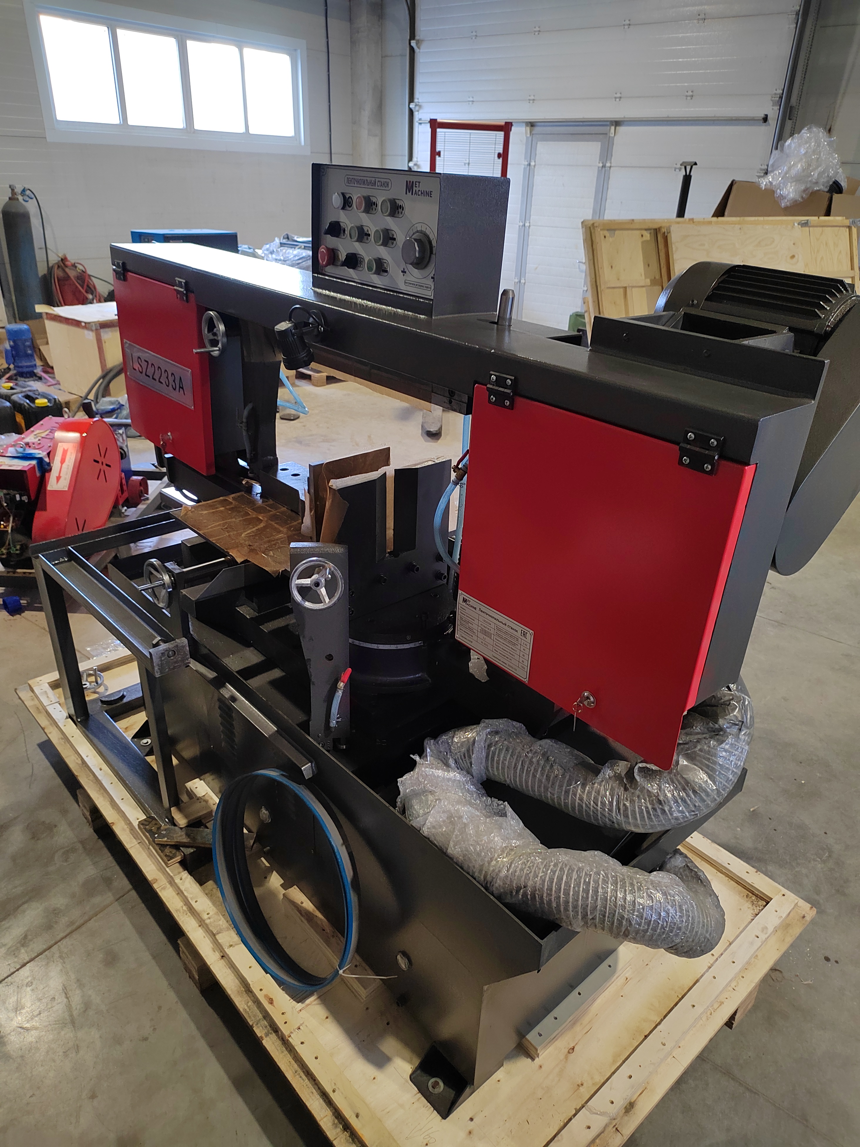 MetMachine LSZ2233 полуавтоматический ленточнопильный станок с поворотной рамой