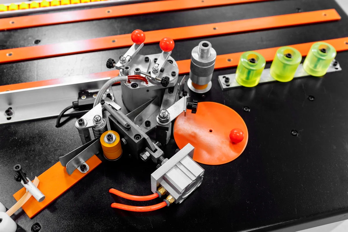 Кромкооблицовочный станок KROM PROFI 2.0 с педалью, 1.8 кВт, 220В