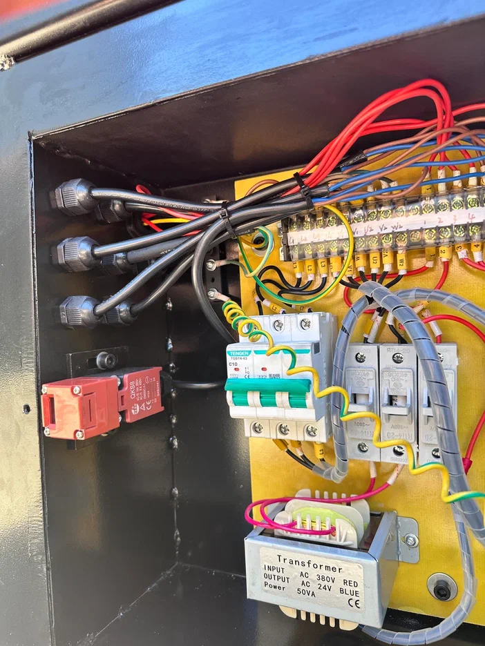 Ленточнопильный станок MetMachine LSZ1523 с поворотными тисками