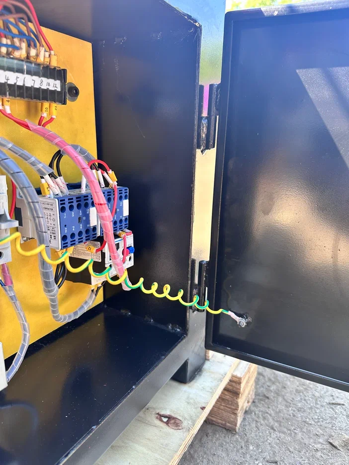 Ленточнопильный станок MetMachine LSZ1523 с поворотными тисками