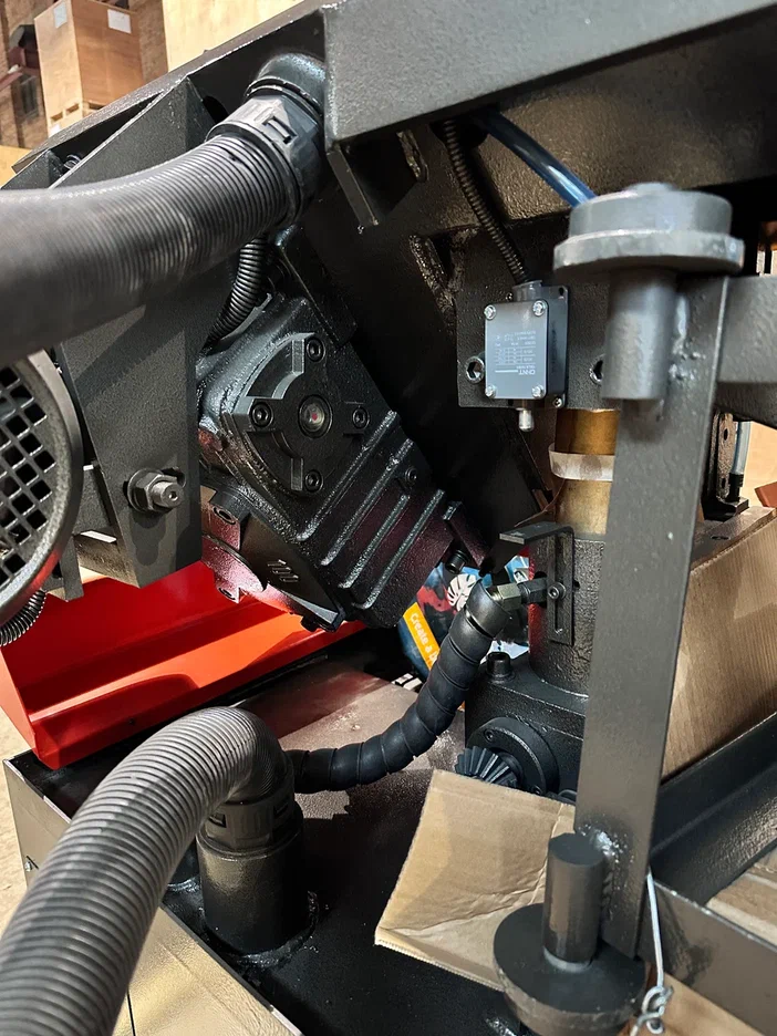 MetMachine LS2226 полуавтоматический ленточнопильный станок 