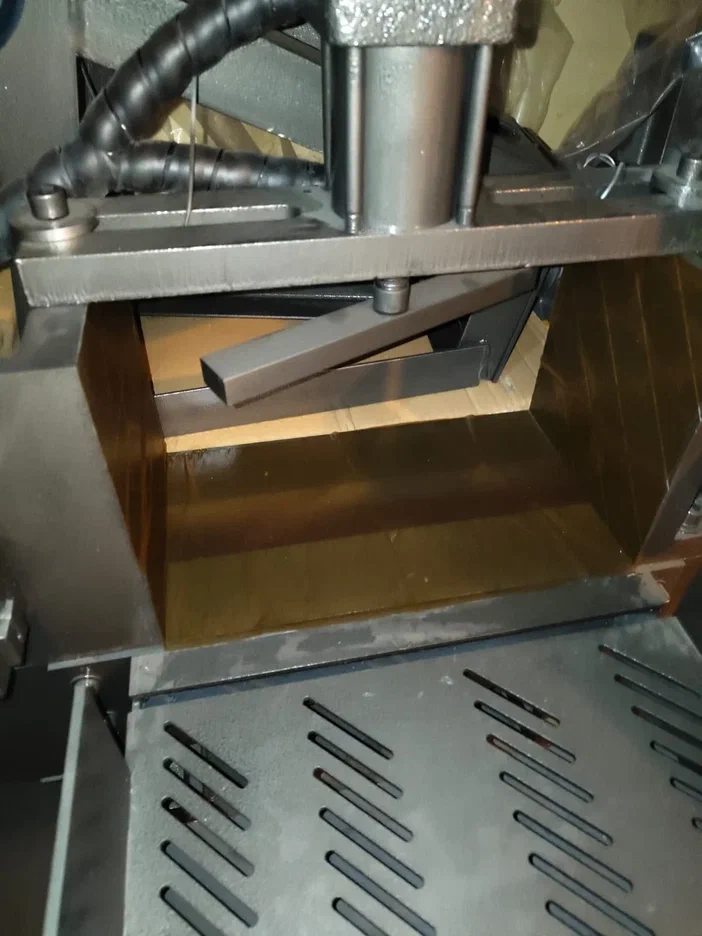 Полуавтоматический ленточнопильный станок MetMachine LS3035
