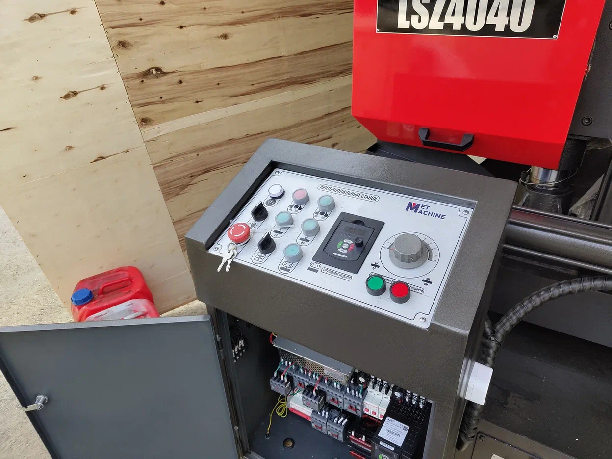 Полуавтоматический ленточнопильный станок с поворотной рамой MetMachine LSZ4040