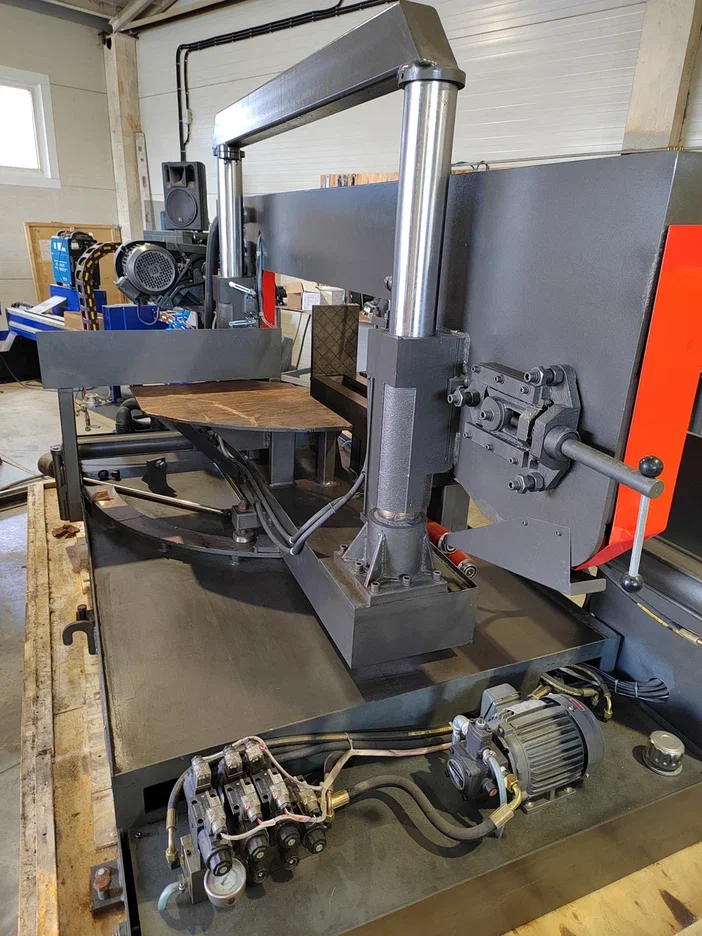 Полуавтоматический ленточнопильный станок с поворотной рамой MetMachine LSZ4040