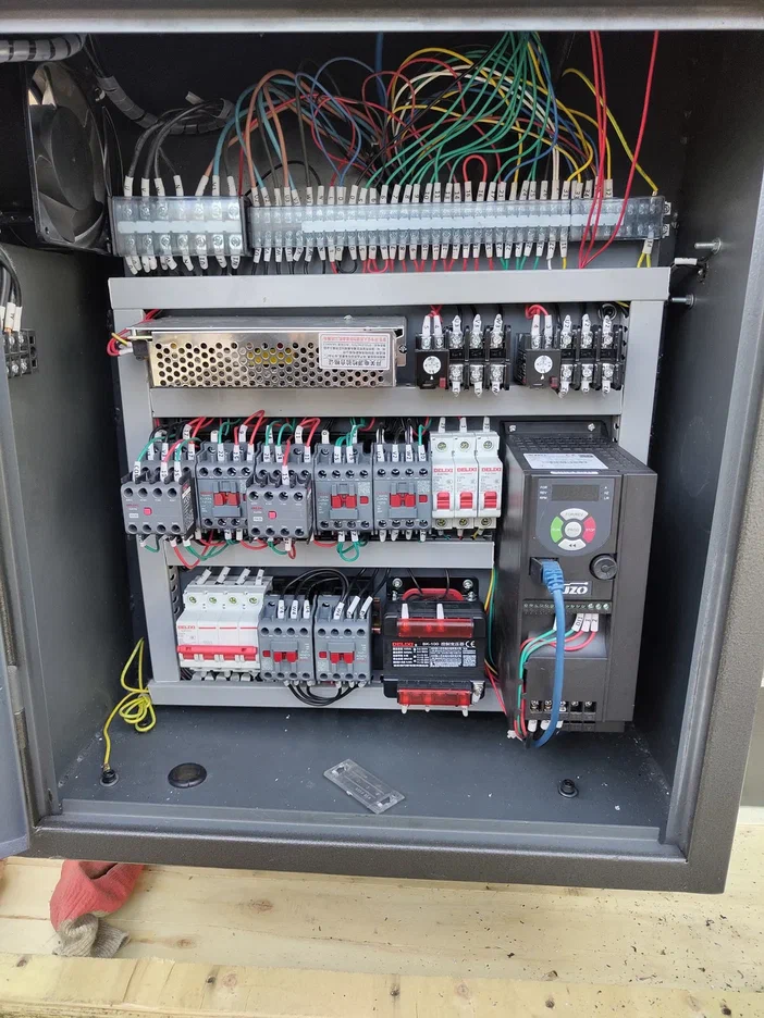 Полуавтоматический ленточнопильный станок с поворотной рамой MetMachine LSZ4040