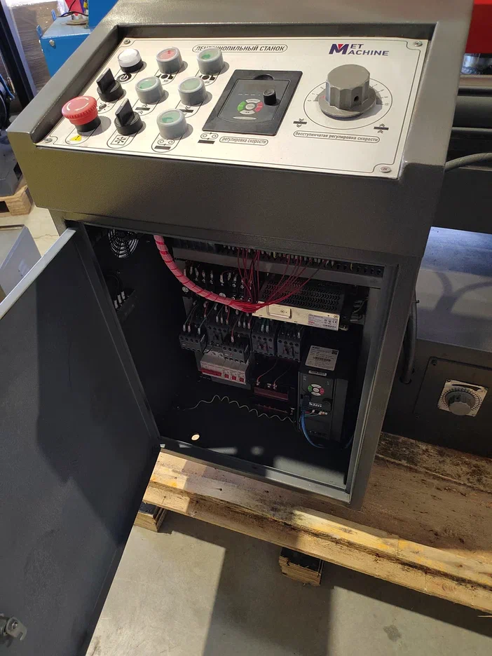 Полуавтоматический ленточнопильный станок с поворотной рамой MetMachine LSZ4040