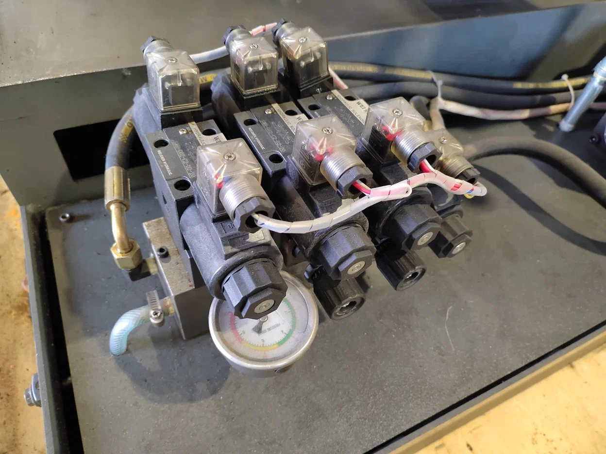Полуавтоматический ленточнопильный станок с поворотной рамой MetMachine LSZ4040