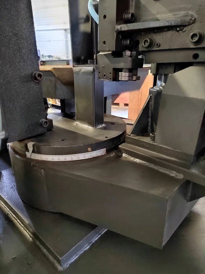 Полуавтоматический ленточнопильный станок с поворотной рамой MetMachine LSZ4040