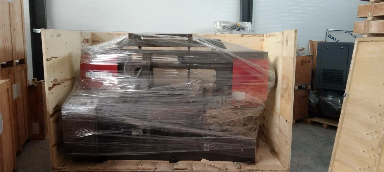 Полуавтоматический ленточнопильный станок с поворотной рамой MetMachine LSZ4040