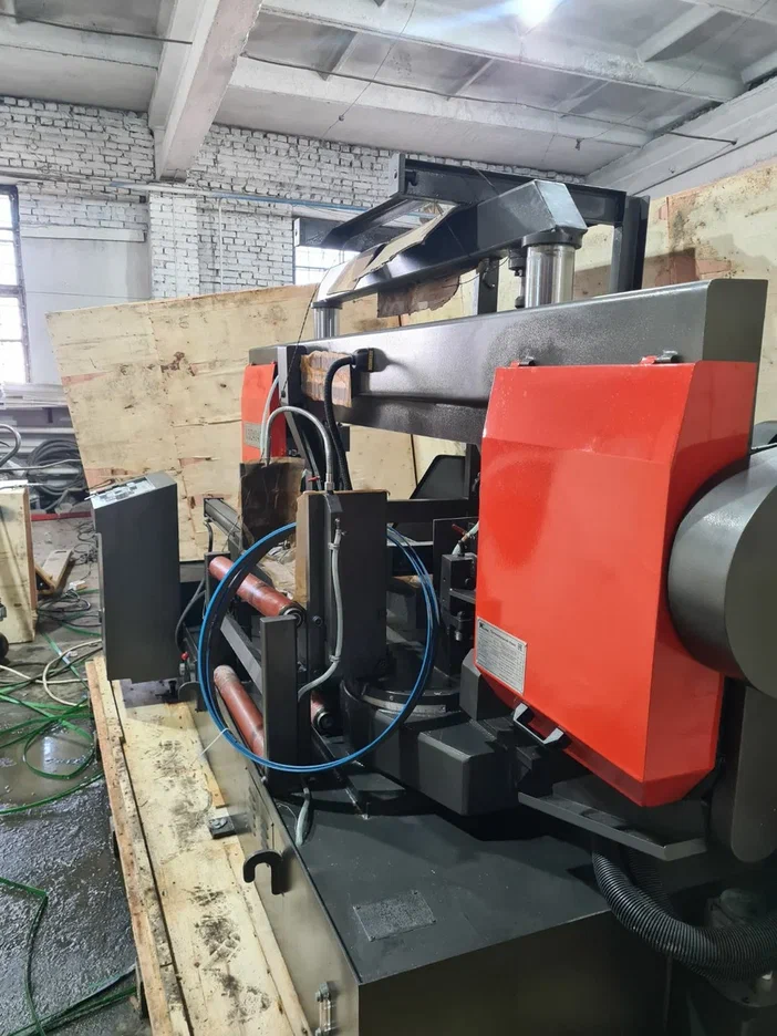 Полуавтоматический ленточнопильный станок с поворотной рамой MetMachine LSZ4040