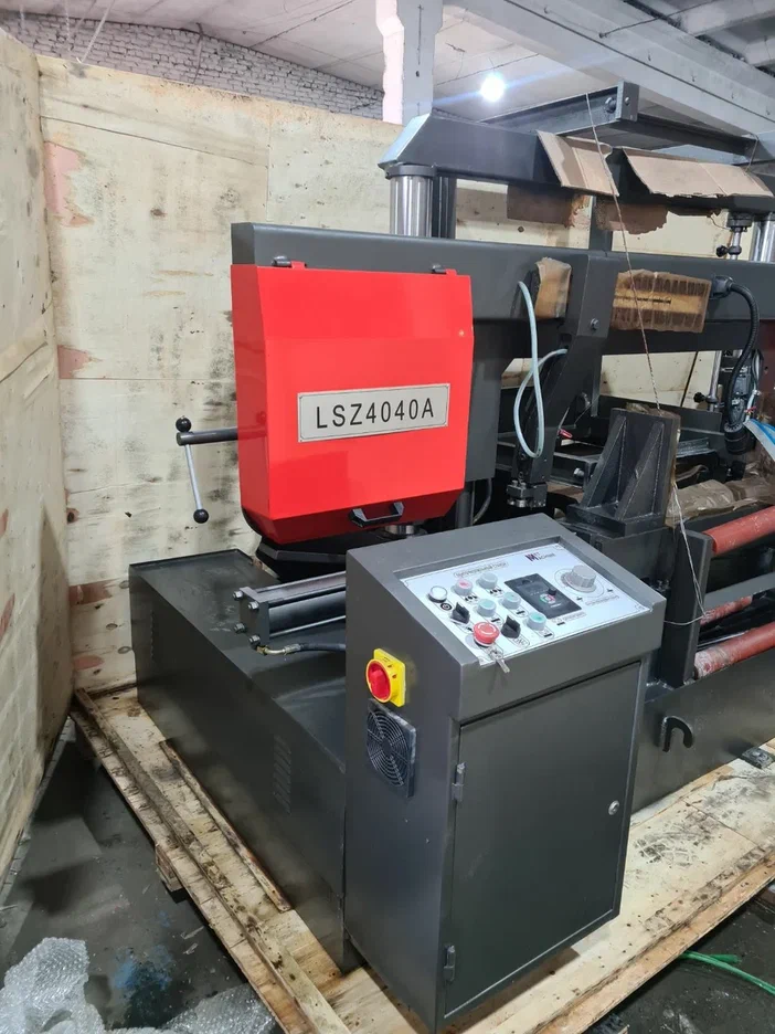 Полуавтоматический ленточнопильный станок с поворотной рамой MetMachine LSZ4040