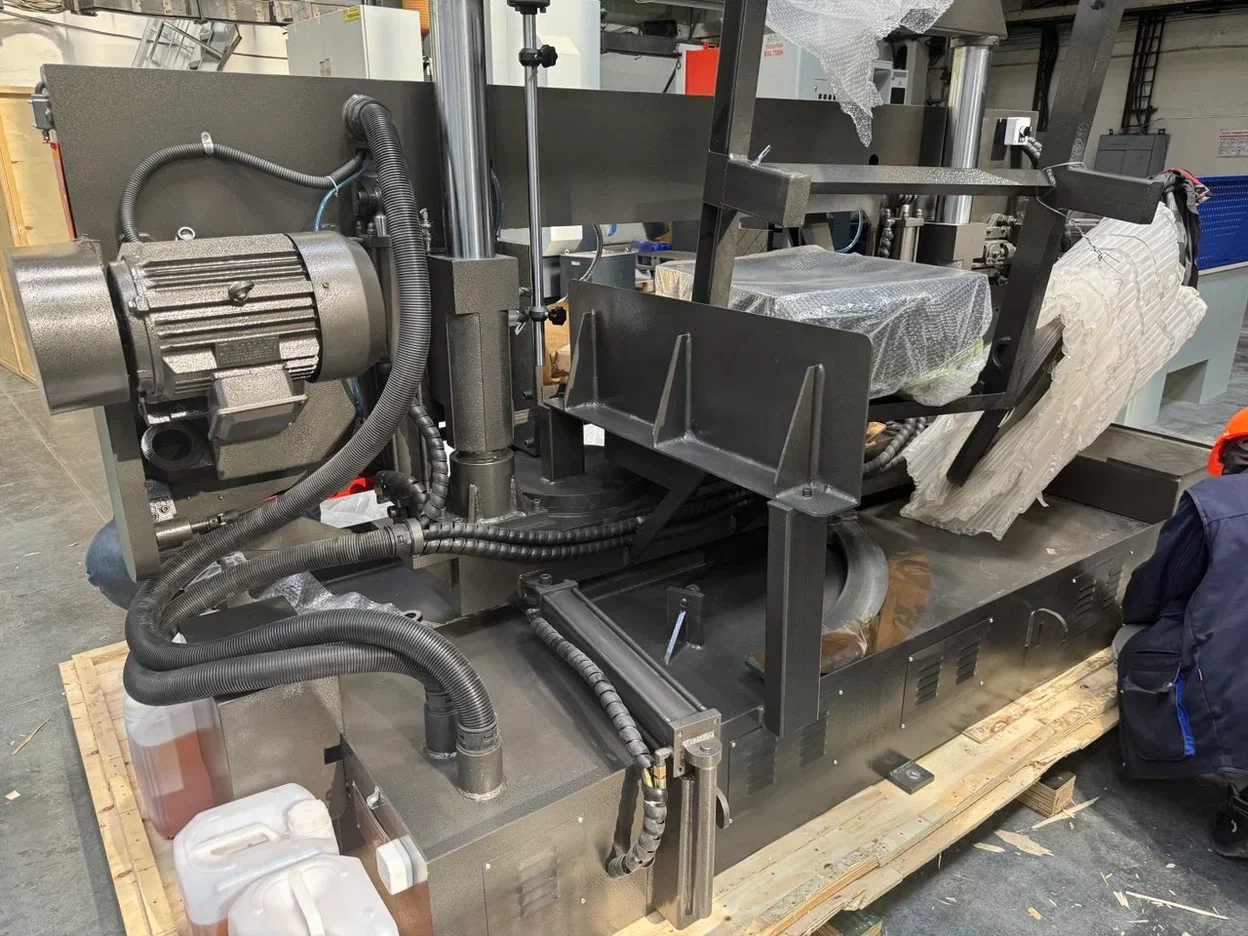 Полуавтоматический ленточнопильный станок с поворотной рамой MetMachine LSZ4040